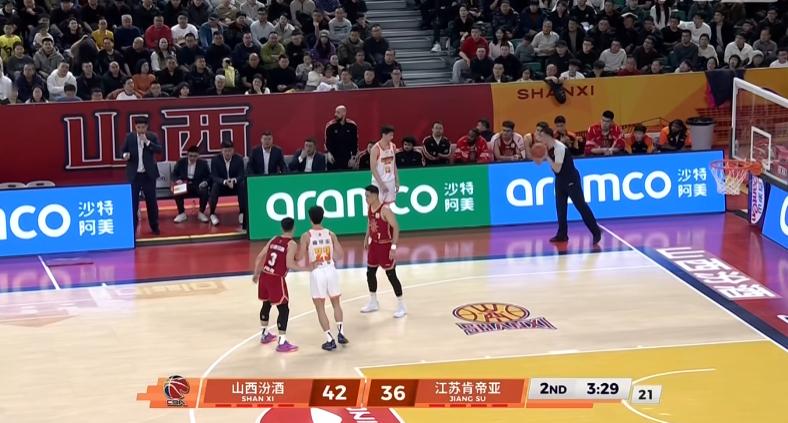 山西这球我有点看不懂啊，这山西队的国内球员为啥老是喜欢抢攻呢？场上角色球员和核心