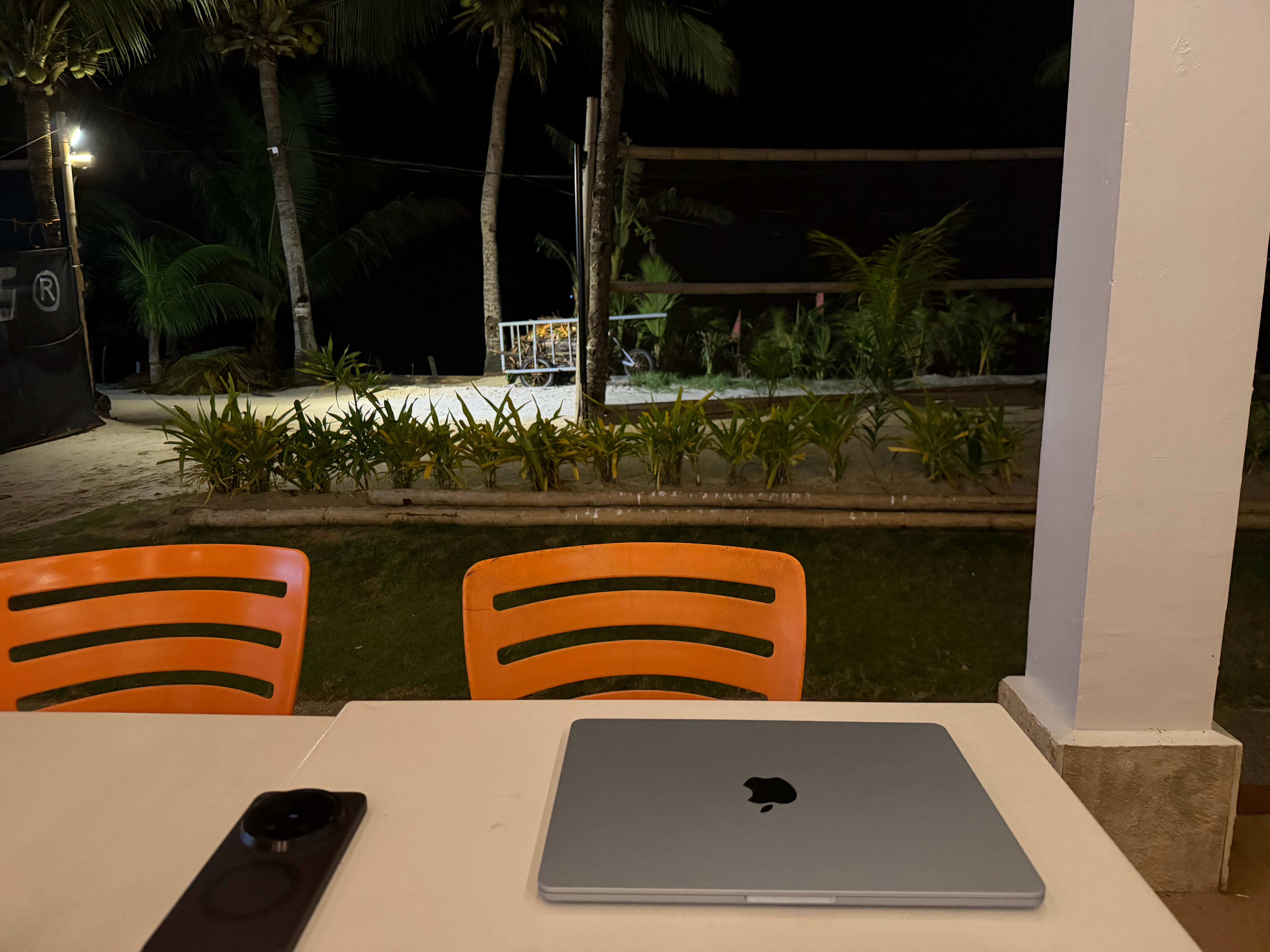 在菲律宾被不少人说我是工作狂，到海岛了怎么还工作。我说你们不认识中国汽车人。  