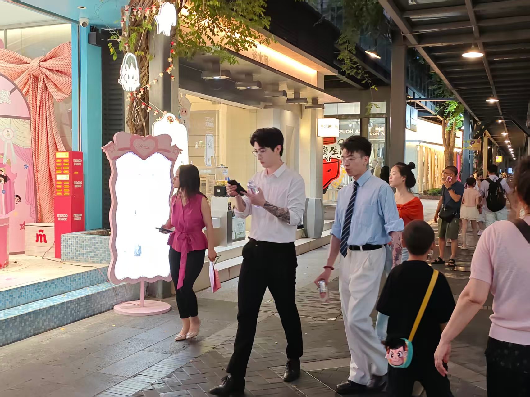我愿意 随时随地 为世界停下脚步 
