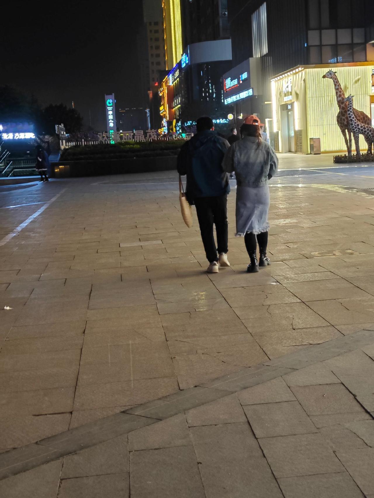那年我儿子结婚我弟弟随礼2000，我侄子结婚我随礼1000，弟弟和弟媳却因此和我