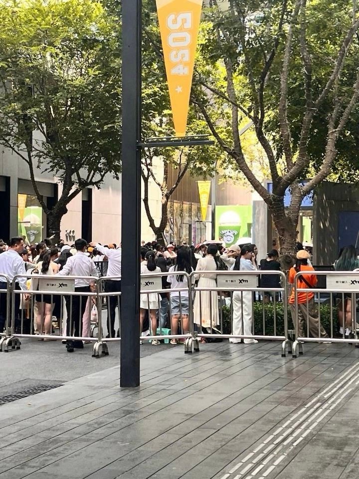魏大勋今日份的线下活动现场，活动还没开始就聚集了好多粉丝，这个人气算顶流了吧？ 