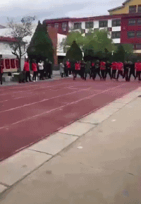 只要大家都会一字马
就能铺满整个跑道
这样不用跑就能赢