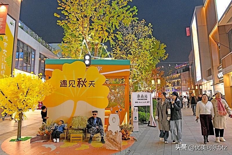 秋日生活打卡季秋日生活打卡季。记录秋日生活。踩着满地碎金似的梧桐叶逛老巷，风里裹