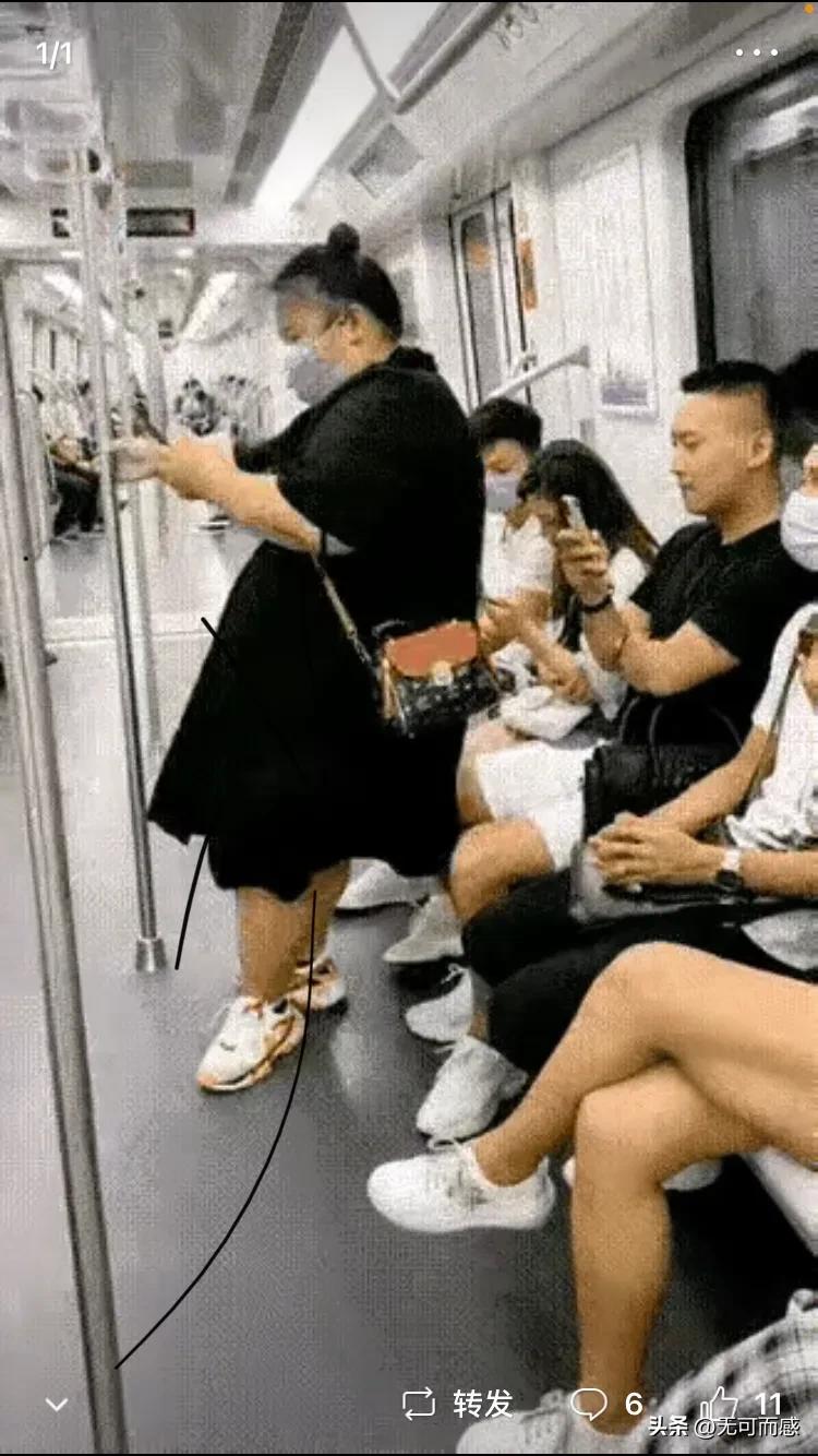 这个女孩情商很高，通过巧妙精准的一摔，不仅占了帅气小伙的便宜，同时还摔出一个座位