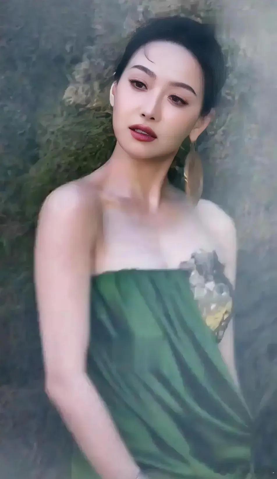 女团的精气神就是不一样，宋茜和宁艺卓不约而同都做了干净利素的盘发，不需要什么复杂