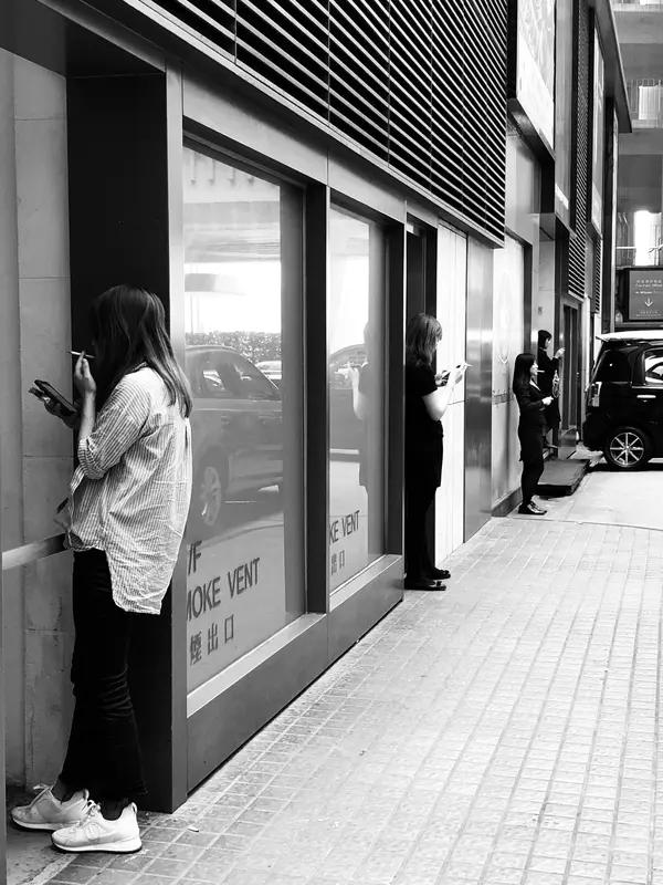 香港“最严控烟令”引发热议，4月30日起，带电子烟等上街就可能被罚3000港元。