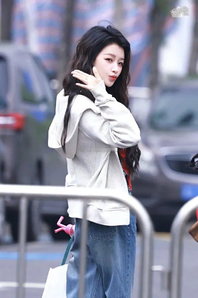 孙怡在录制浪姐的时候走运动潮流路线，穿红色字母风上衣，下身搭配蓝色牛仔裤，凸显出