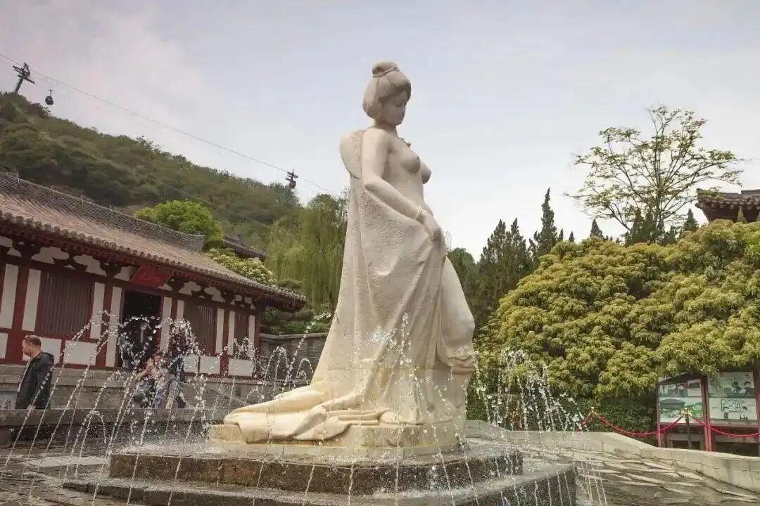 吵翻了，拦不住！
1月14日，西安临潼华清池“贵妃出浴”雕像引争议，网友称袒露上