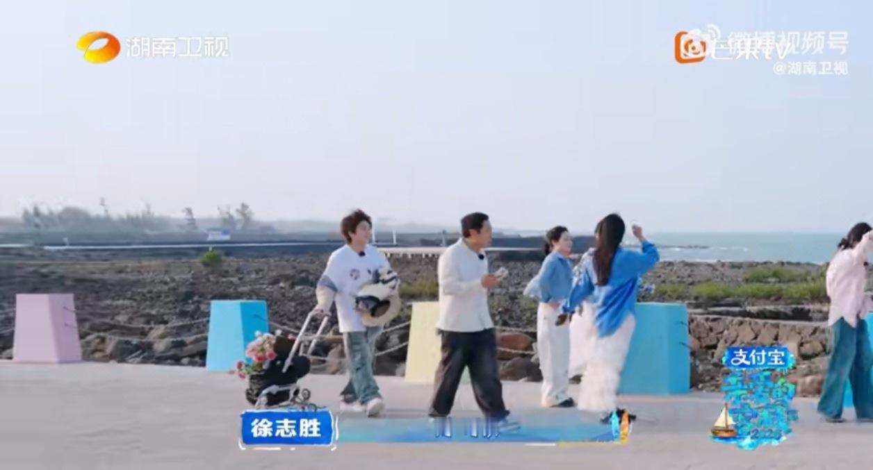 是闺蜜也是最佳旅伴！沈月拍下的每一帧，都是珍贵的纪念。沈月镜头下的闺蜜亲爱的客栈