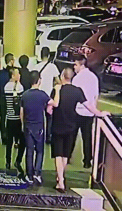 这也太手欠了吧……[挖鼻] 活该被打！ ​ ​​​