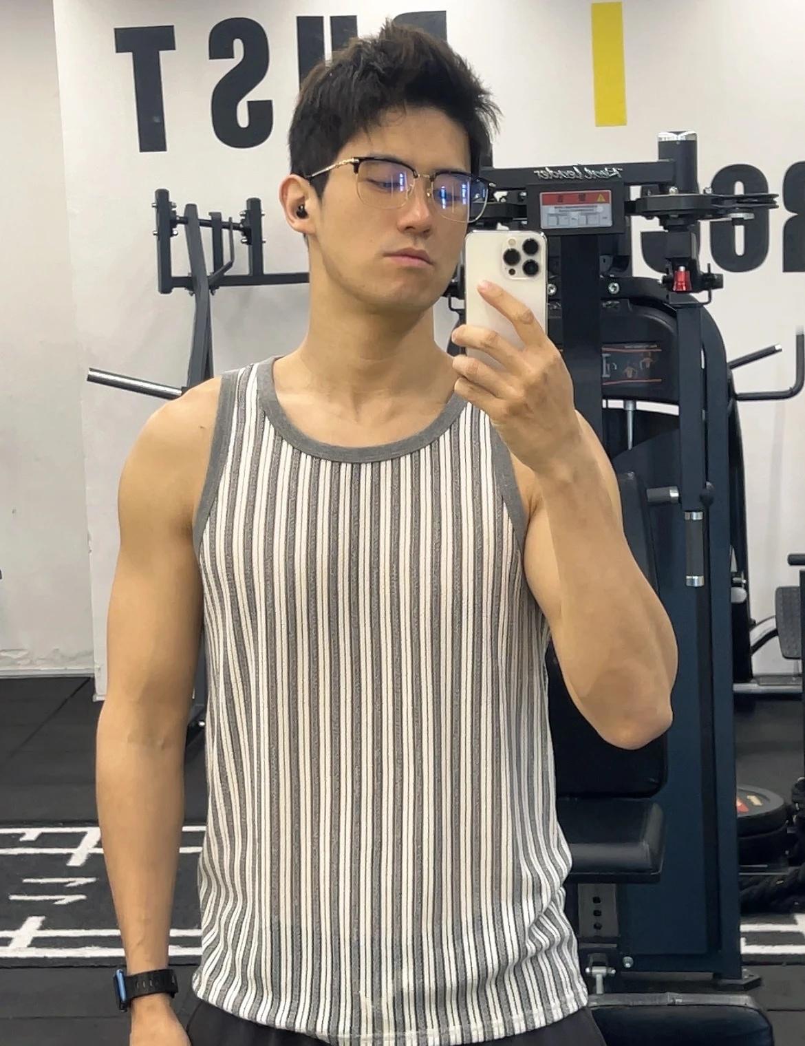 左滑镜子变的一块一块的
人夫感 腹肌 宽肩窄腰 hotnerd 眼神杀 对镜自拍