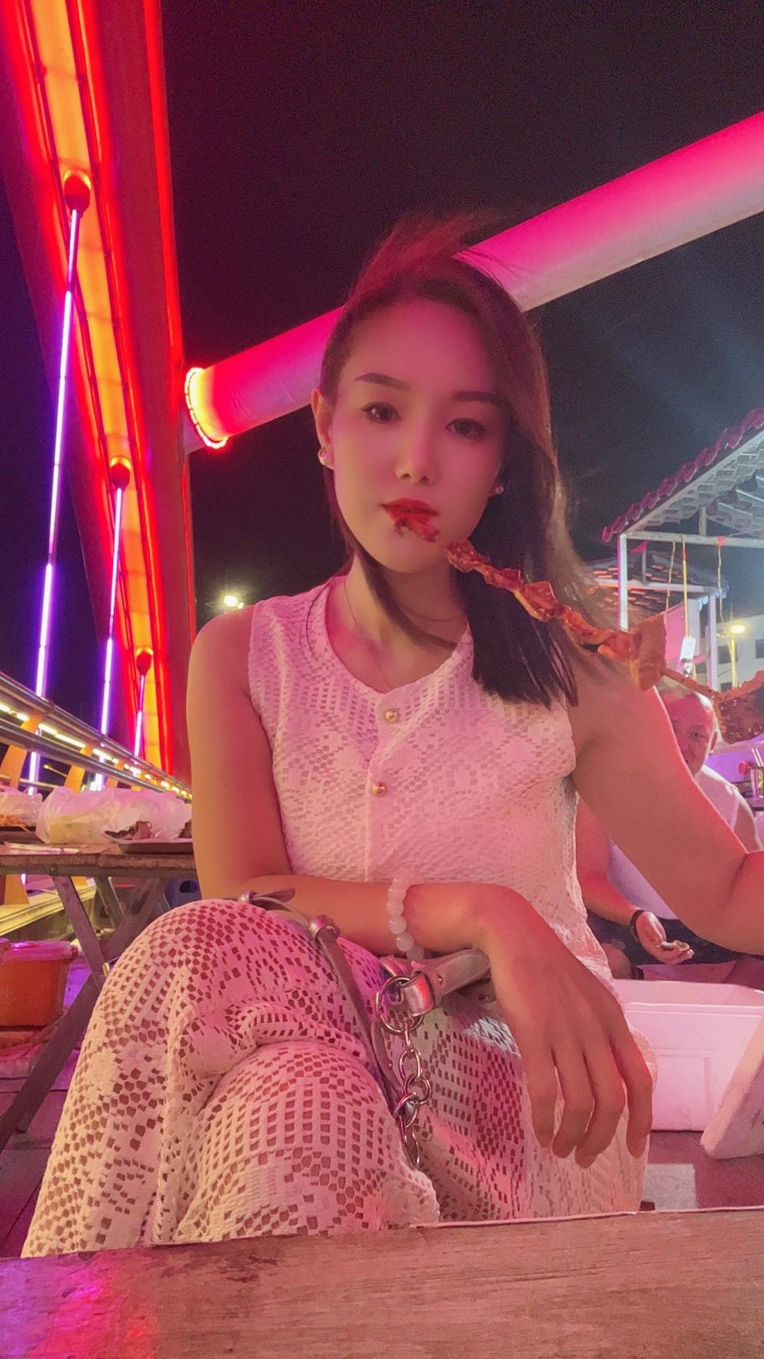 玫瑰的故事彻底让我清醒了。
人一定要趁早明白，没有男人会永远爱你，爱并没有那么重