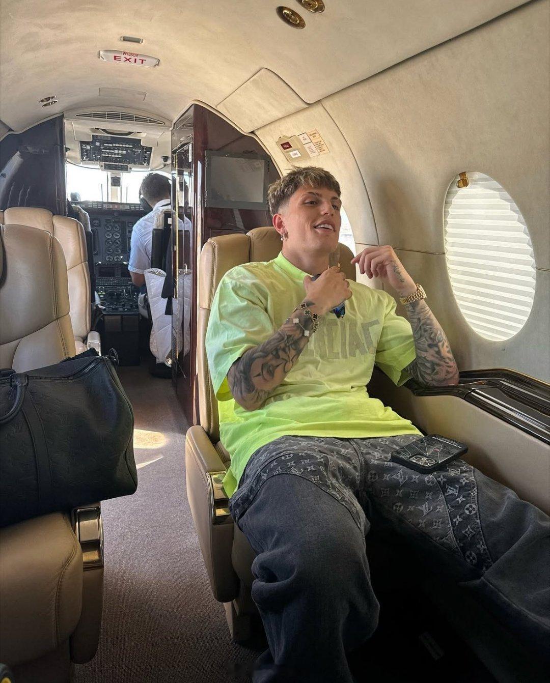 加纳乔飞往伦敦🛫 鉴于曼联目前的状态，加纳乔加盟切尔西是他职业生涯迈出的重要一