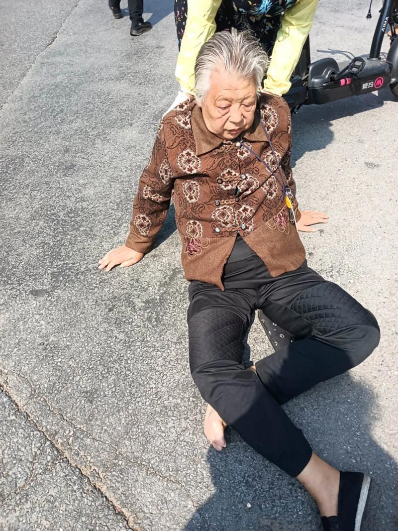 中国人民公安大学李玫瑾教授建议，凡是扶了老人被要求天价赔偿的，在老人拿不出任何证