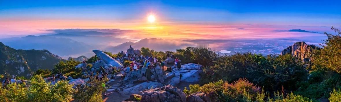 当你真正踏上这片土地便会发现——别处不过是山水间散落着几行诗句，而山东，是整部文