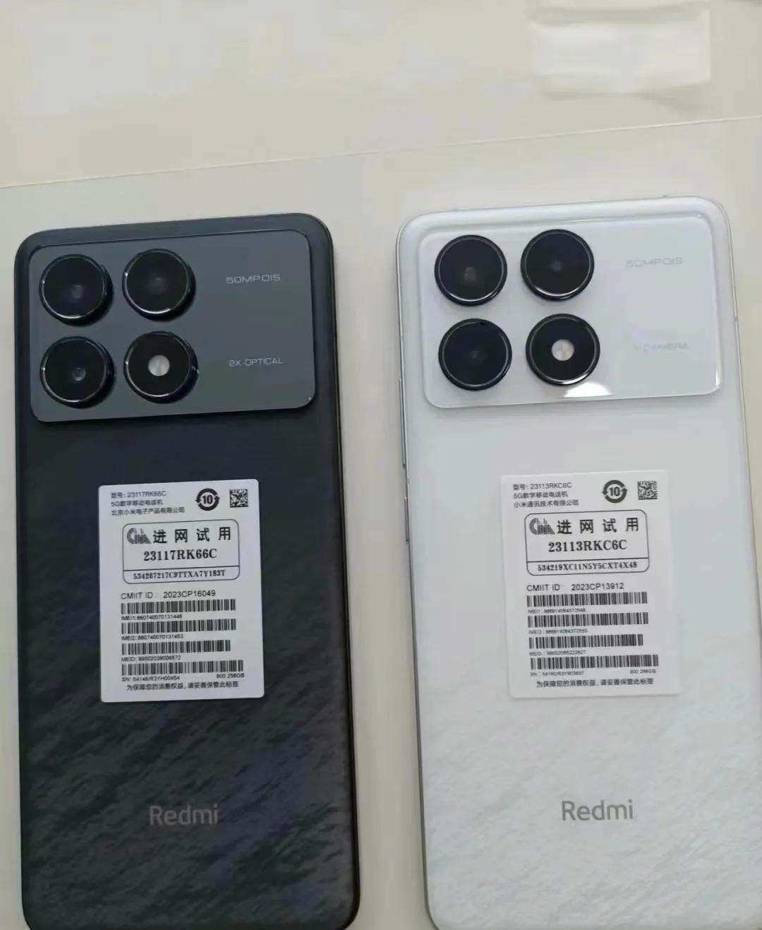 红米RedmiK70系列被经销商全部曝光了。
从曝光图里可以看到一些细节。
 1