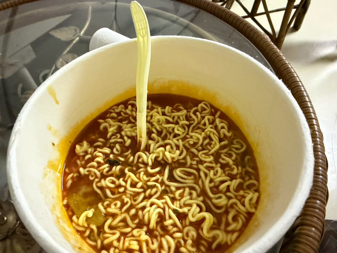 同学一桶泡面让我陪她上夜班 ​​​