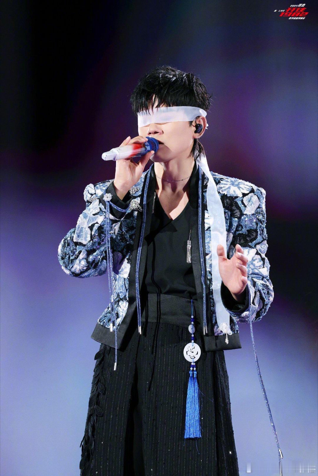 张极又去看张杰演唱会了张杰说张极好帅啊一次次奔赴偶像的现场，把热爱化作前进动力，