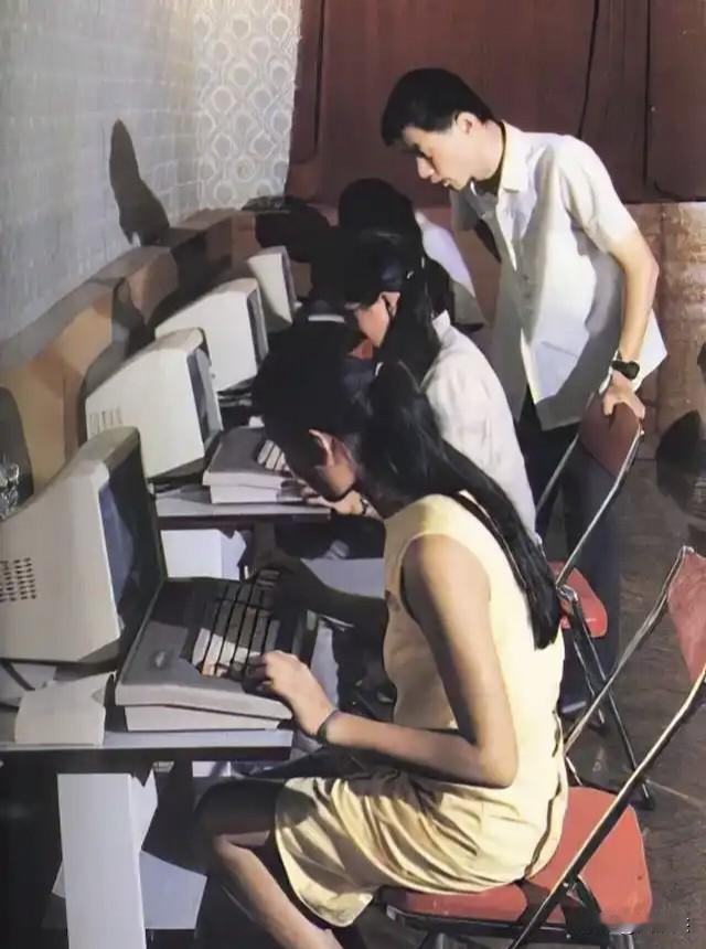 你第一次接触电脑是什么时候？