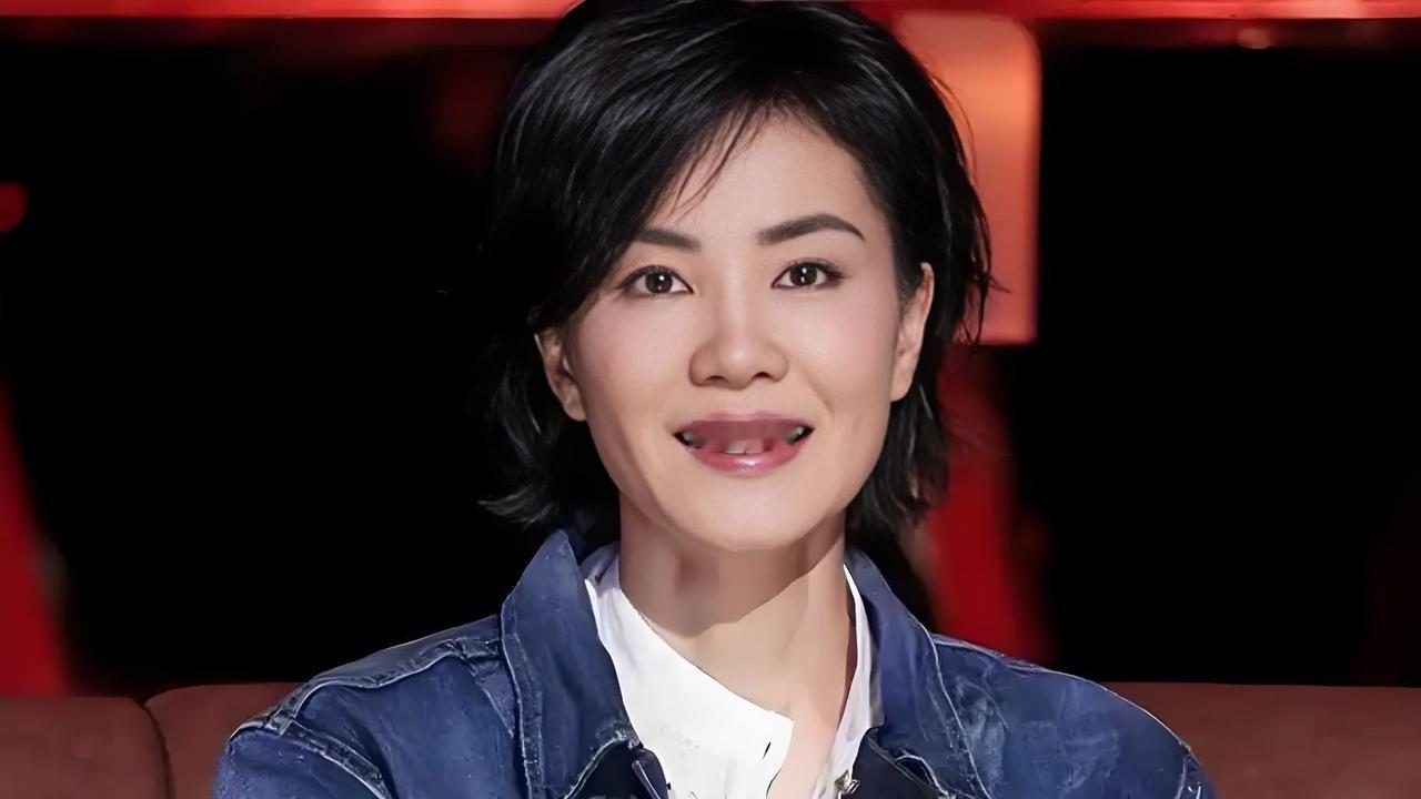 从"容易受伤的女人"到"人间清醒"，王菲的蜕变让人惊讶。谁能想到，那些脍炙人口的