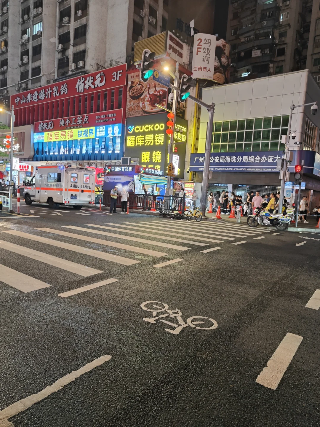江南西红绿灯路口出车祸