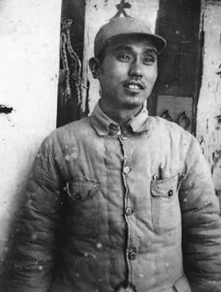 1947年，一名解放军师长，大腿根部受伤住院，这时，一19岁女护士来到他的病房，