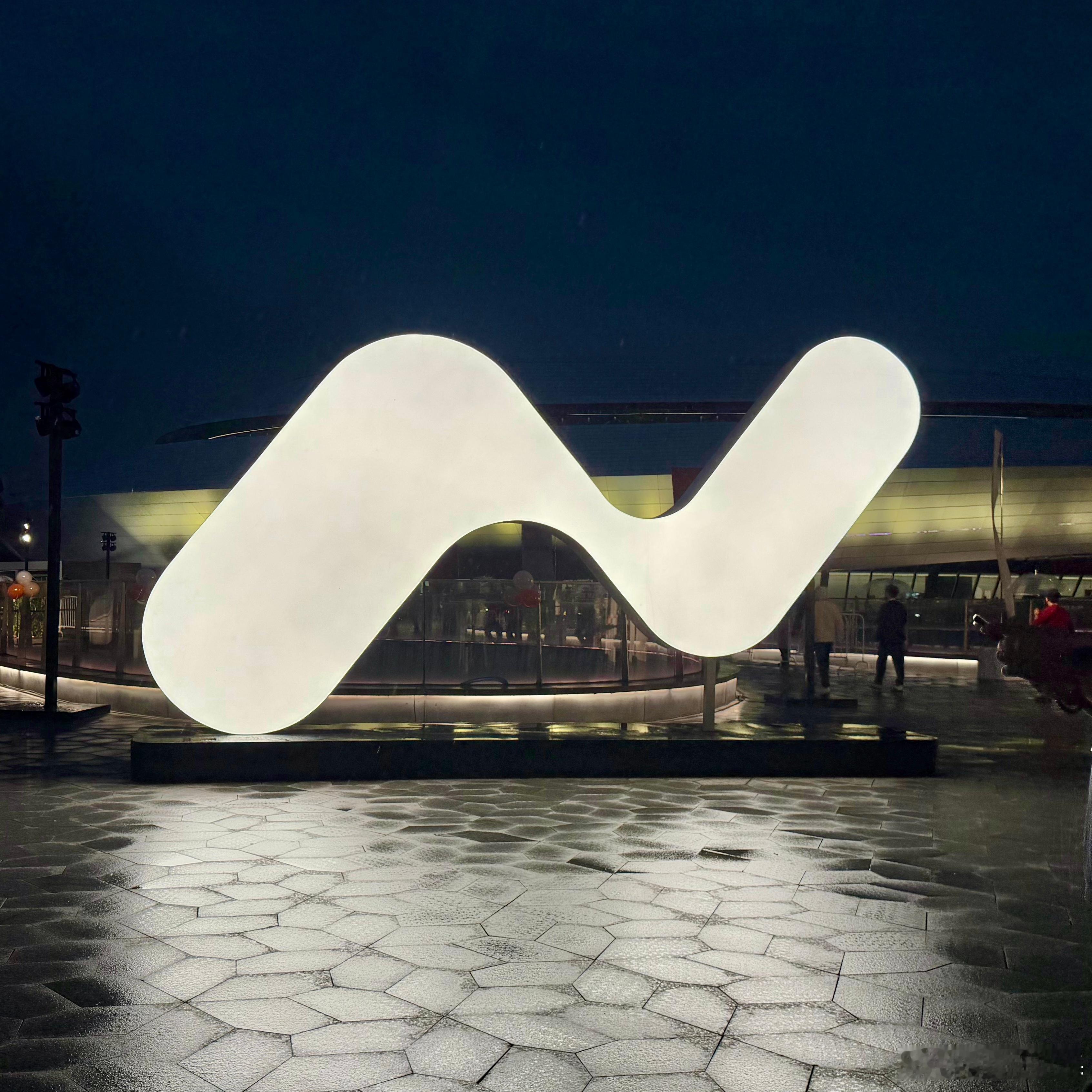 上周二，刚在这见证乐道新款L90上市。七天后，同一地点，乐道L80也来了。这车作