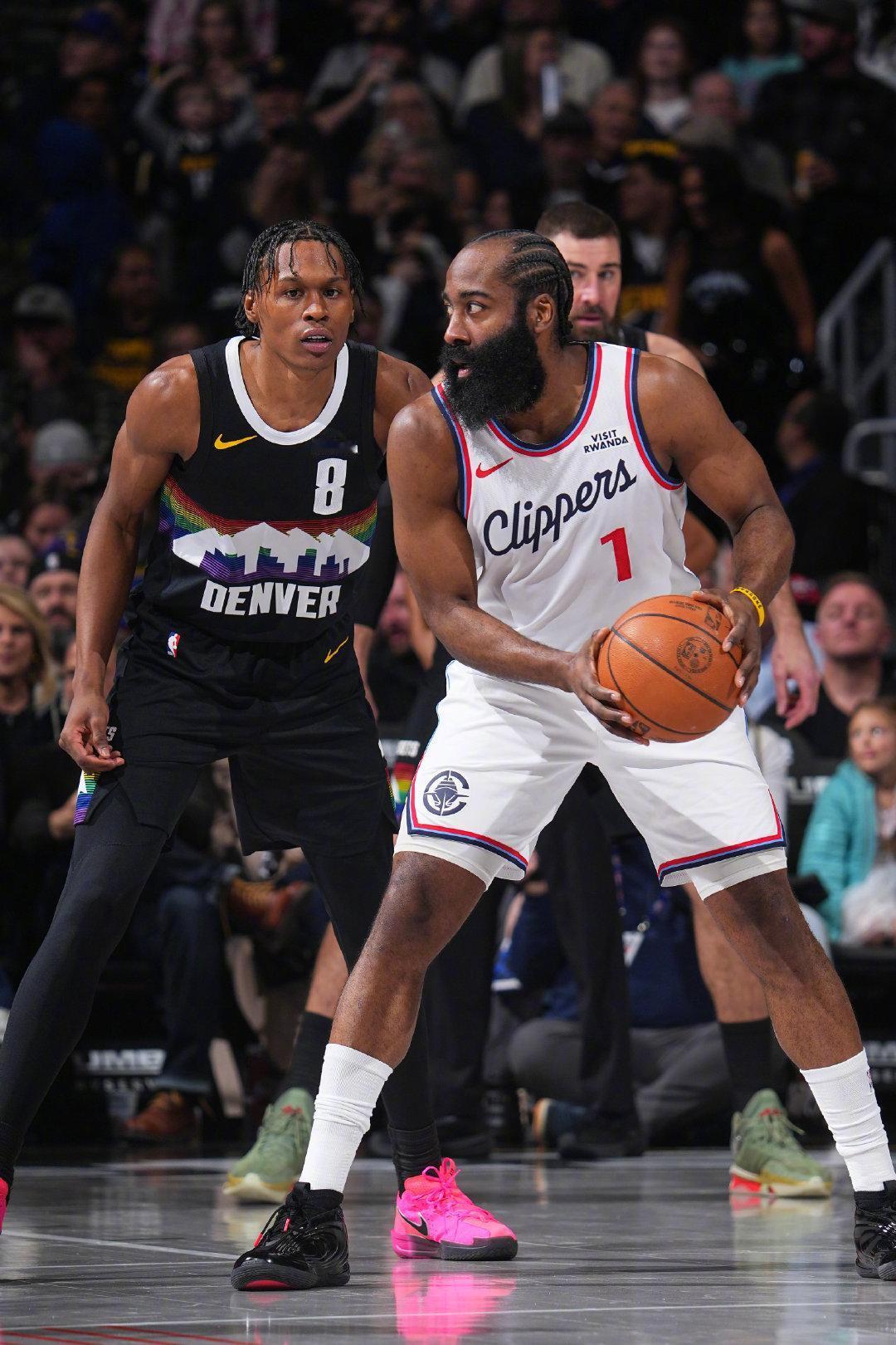 今天又是哈登手感起起伏伏的一天！
首节6中1的时候，我还挺担心的，还好第二节就很