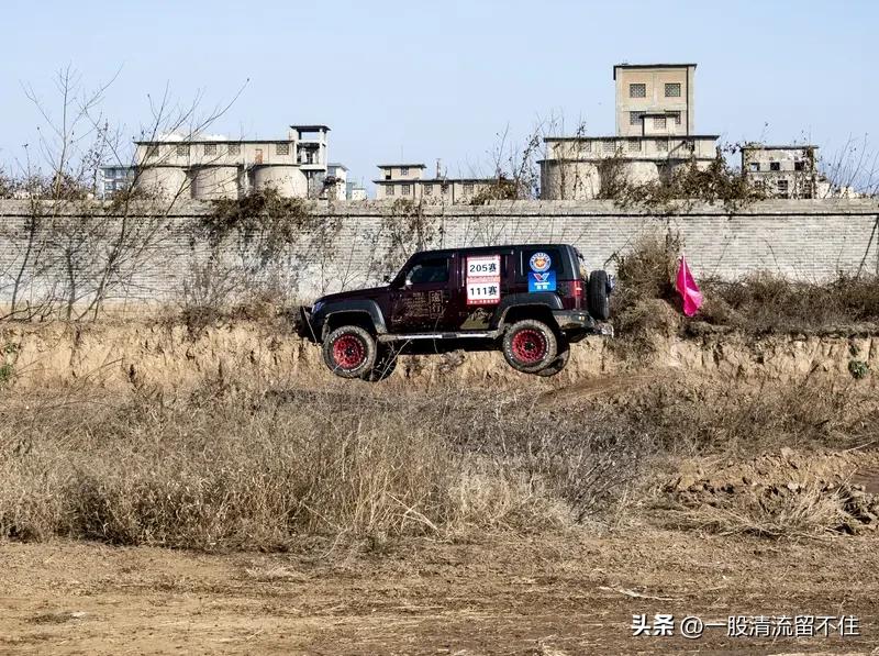 电动四驱和传统四驱区别可大了。传统四驱一般靠发动机，通过分动箱、传动轴等机械部件
