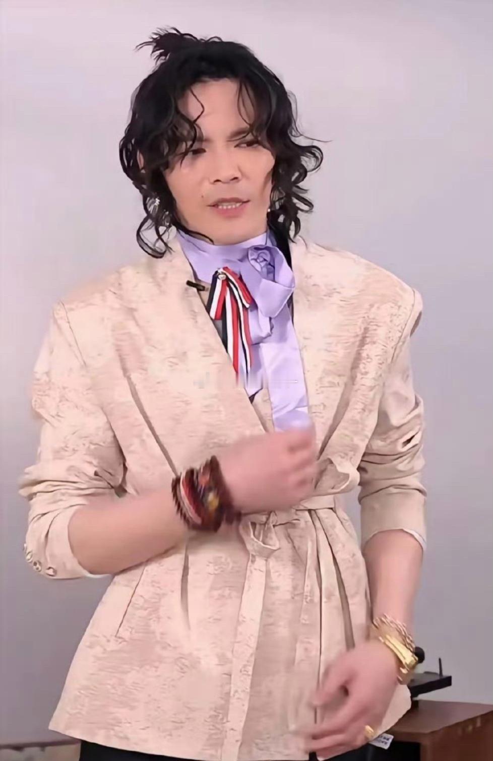 网友发现，向佐和郭碧婷似乎互相换了衣柜。向佐尝试穿着女装，而郭碧婷则尝试穿着男装