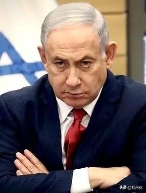 以色列驻联合国代表，当着所有人的面，掏出了手机。他什么也没说，直接按下一个键。刺