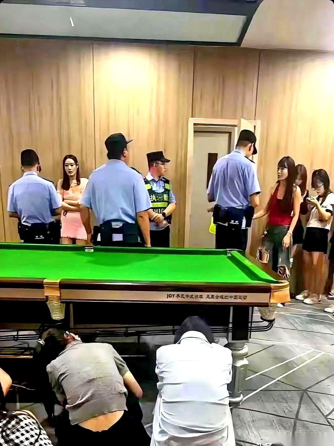 三百块，说是请个陪练，教我握杆。
人来了，杆子递到我手里，冰凉。她靠过来，指着白