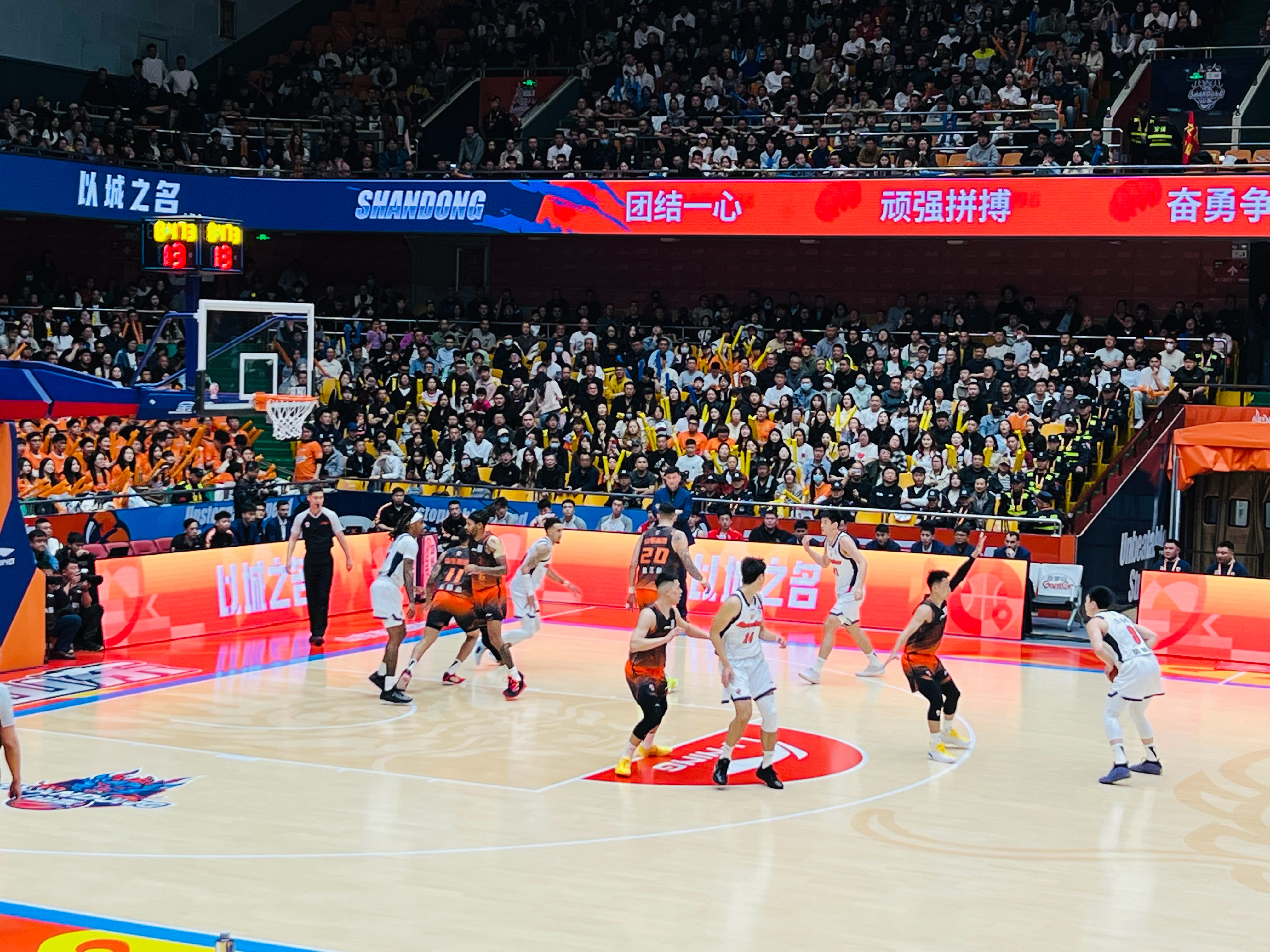 珀塞尔已经10分，刘毅也不错，拿到4分了，很积极。 