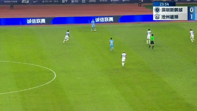 守门员飞身救险，没想到让横梁作了主，送对方一份“大礼”。