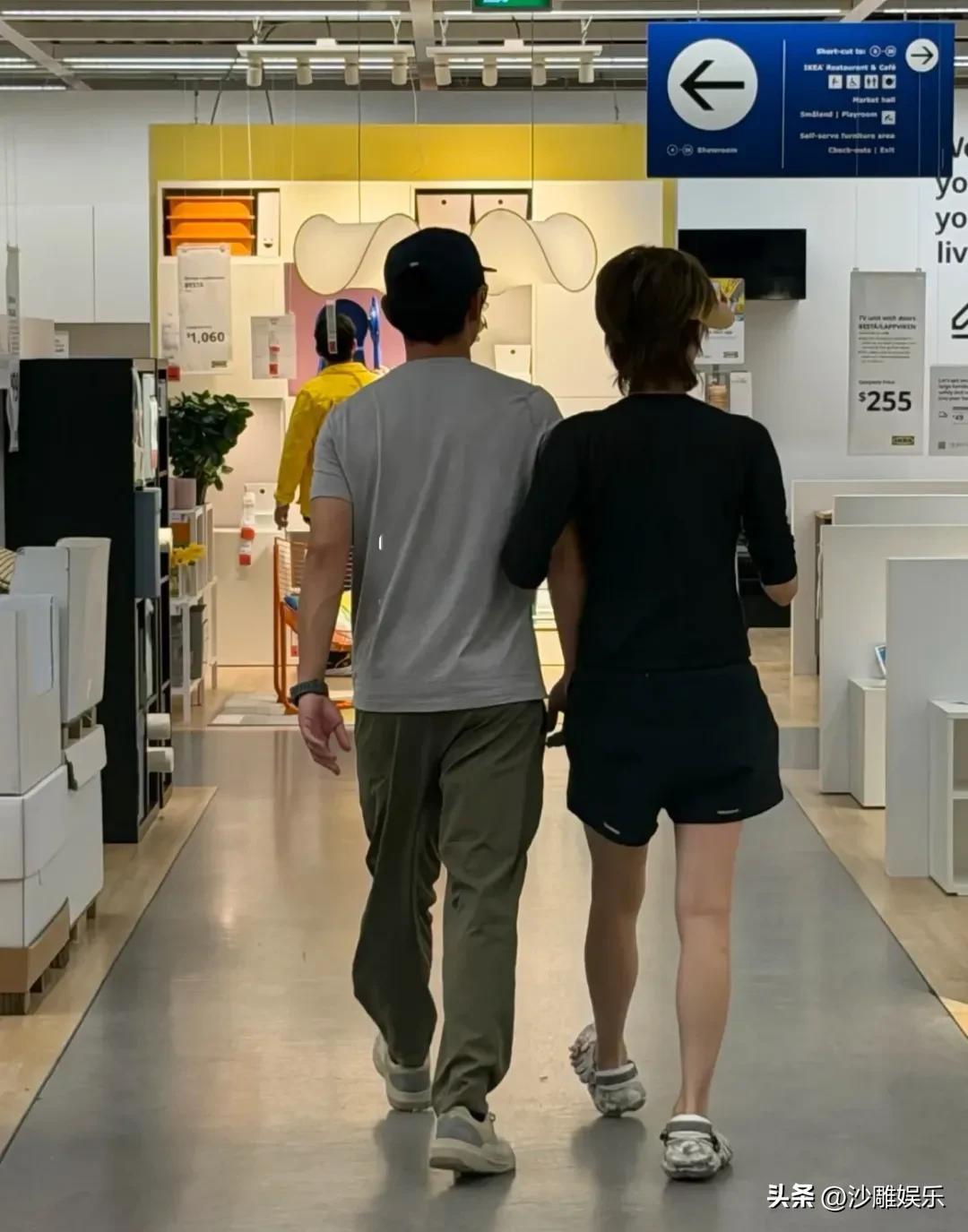 40岁郑恺和苗苗，这是要在温哥华扎根了？

8月11日，郑恺和苗苗在温哥华被偶遇