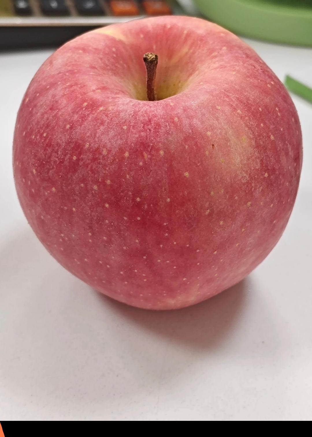 昨天跟我老妈去逛了一下超市，看到成色不错的苹果，当时还没发现有这么靓，买回家后，