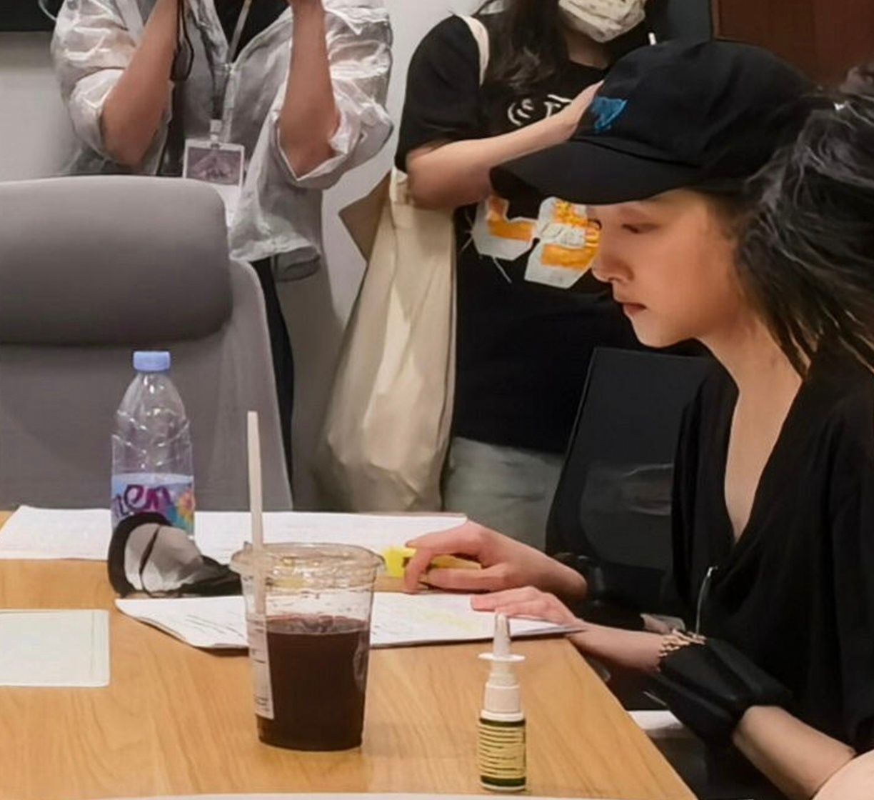 张凌赫关晓彤是白玉兰串场嘉宾关晓彤太自律了，还戴着负重手环呢，素颜好乖