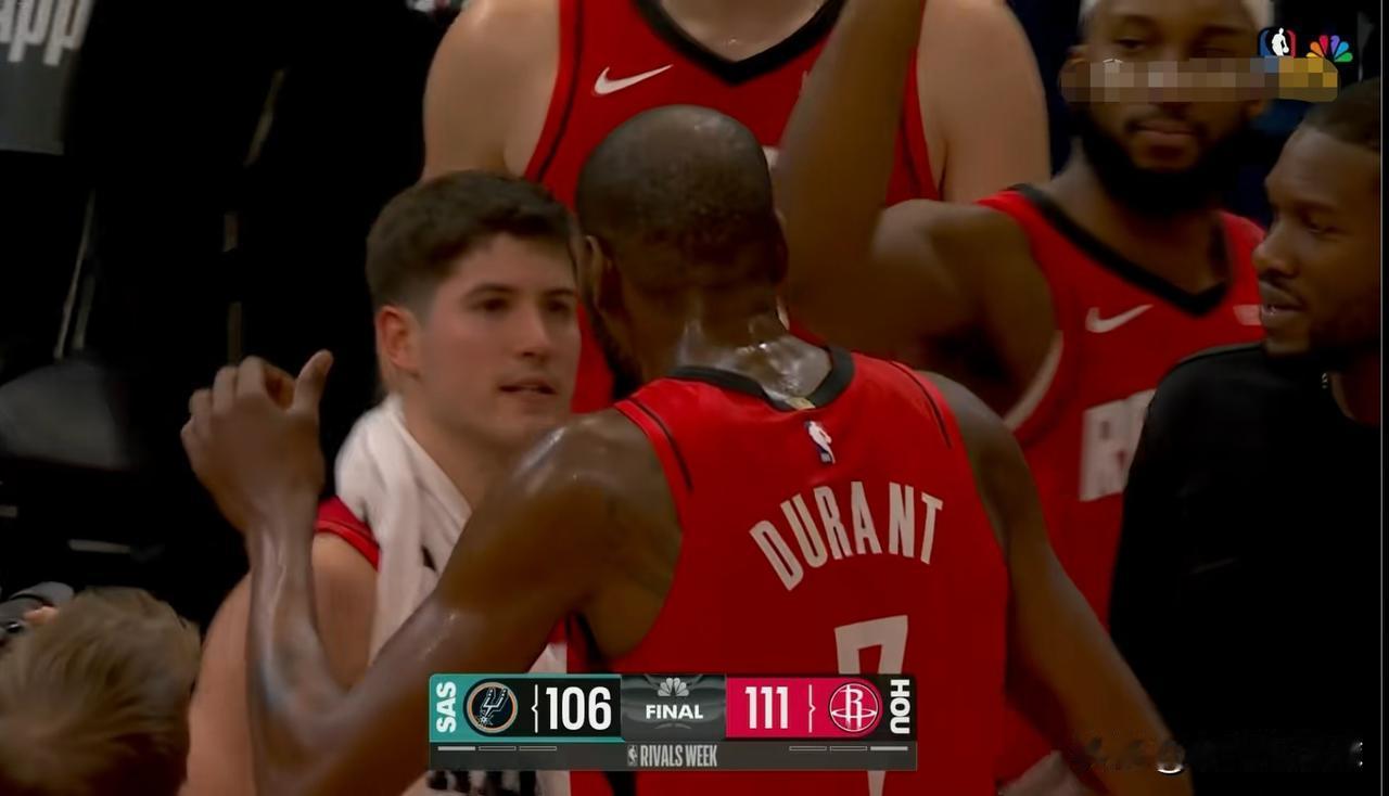 火箭当家球星杜兰特真是太喜欢小将谢波德了！在今天火箭主场以111：106击败马刺