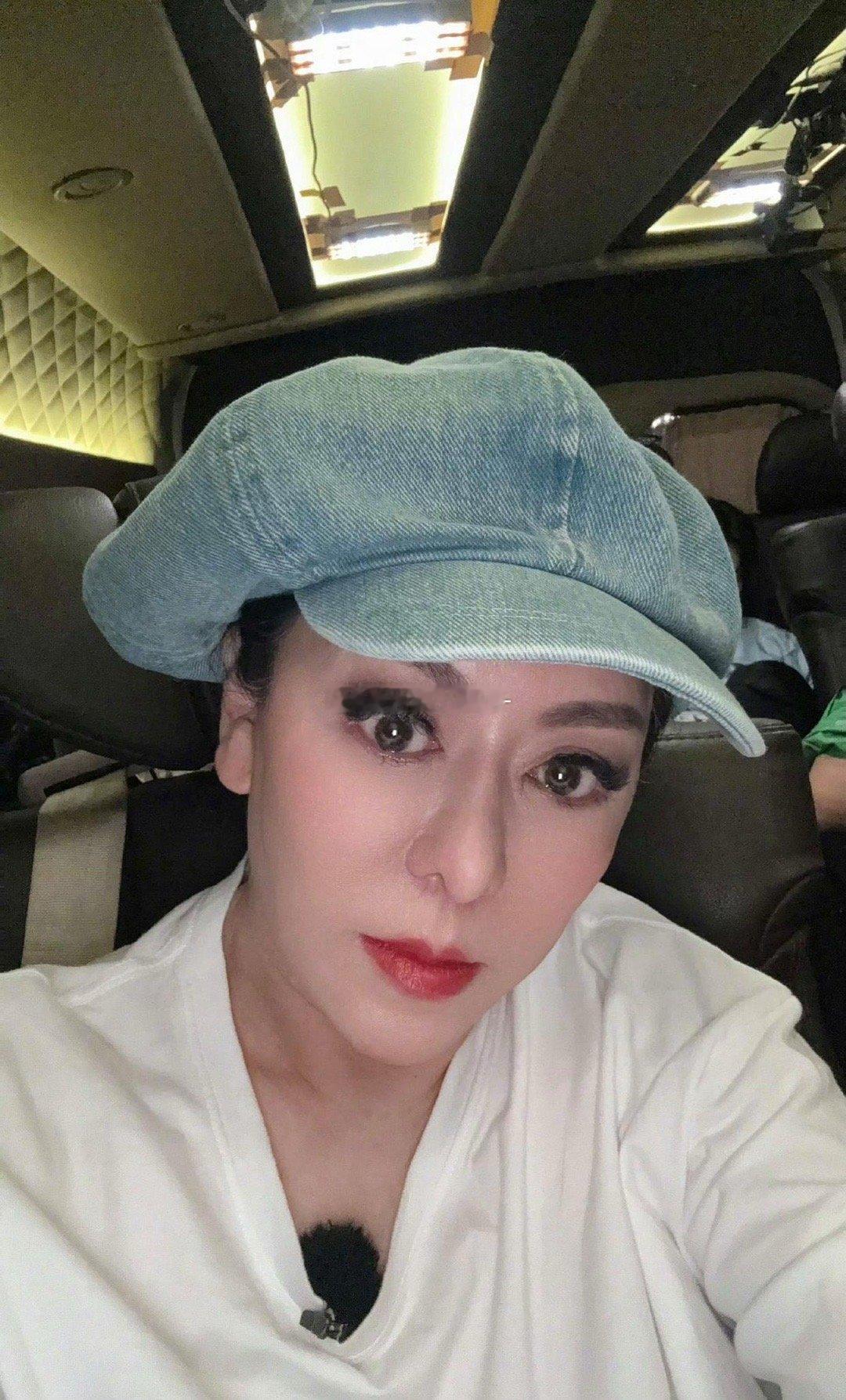 美颜滤镜加得有点过分啊，这还能认出是向太么～ 