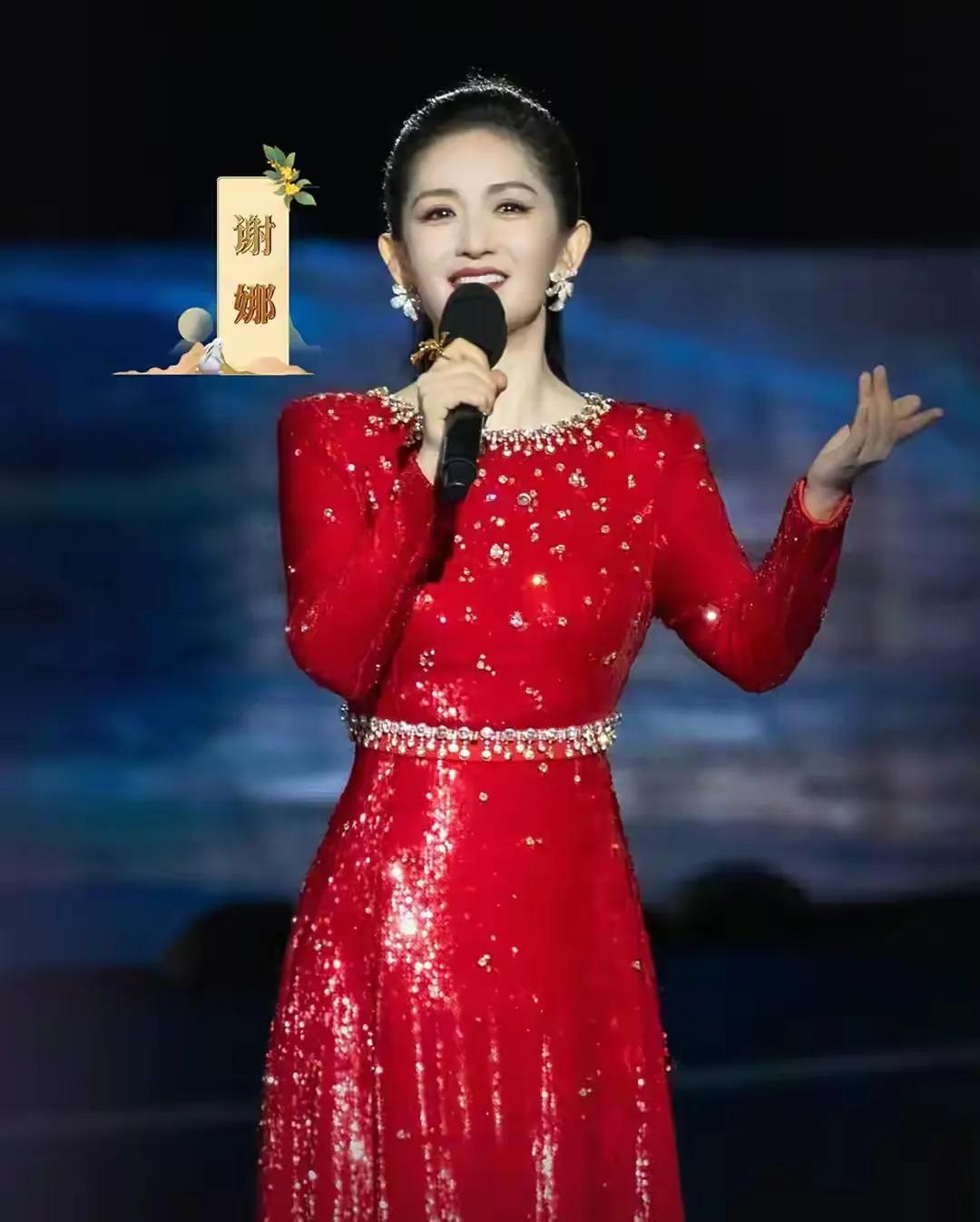 谢娜这次真的太争气了，一跃成为央视中秋晚会的主持人，就连老公张杰都发文直夸谢娜