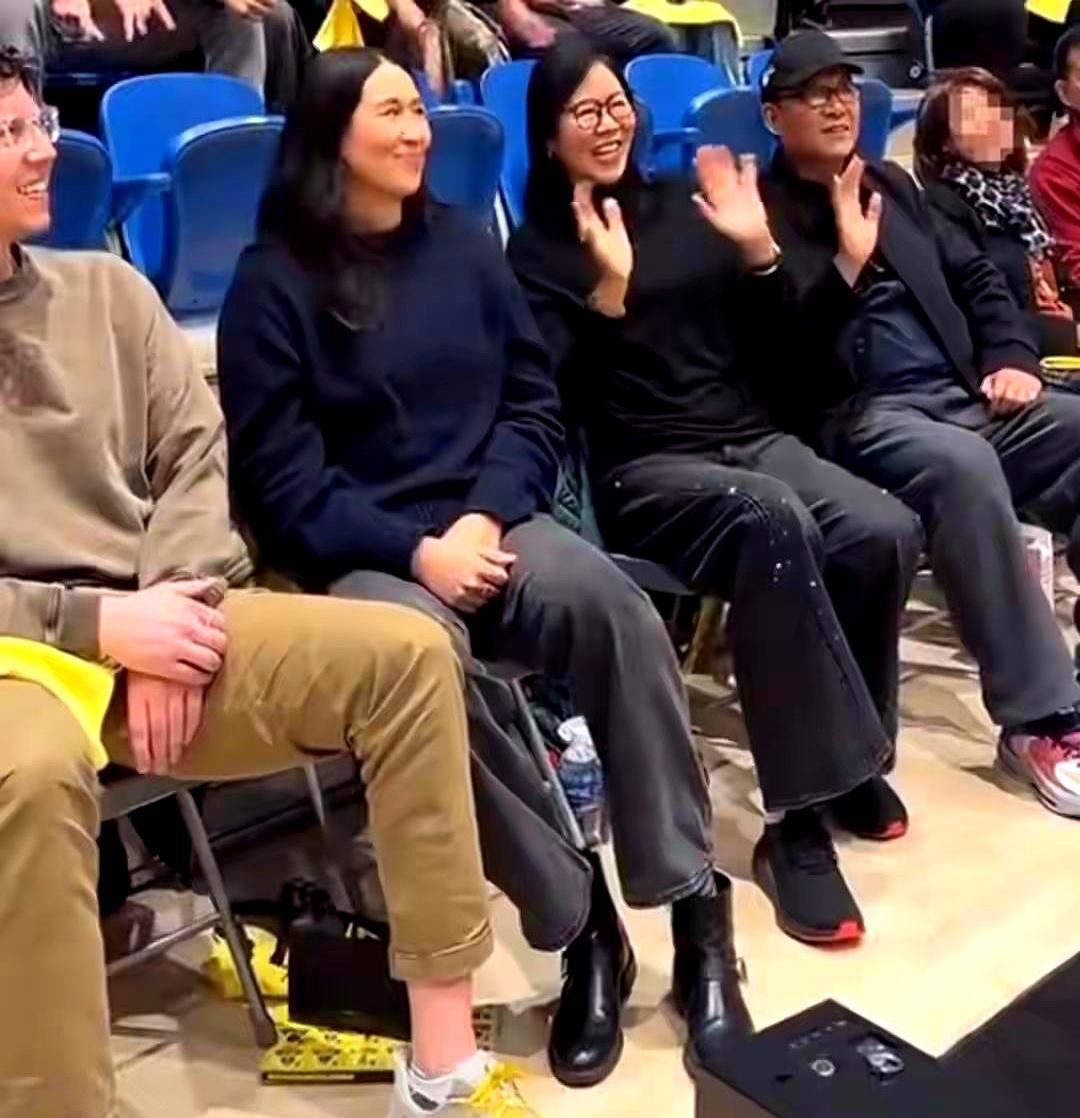 郎平65岁，在美国看球，头发还黑，女儿站旁边倒像她姐。
 
铁榔头退了，不装，2