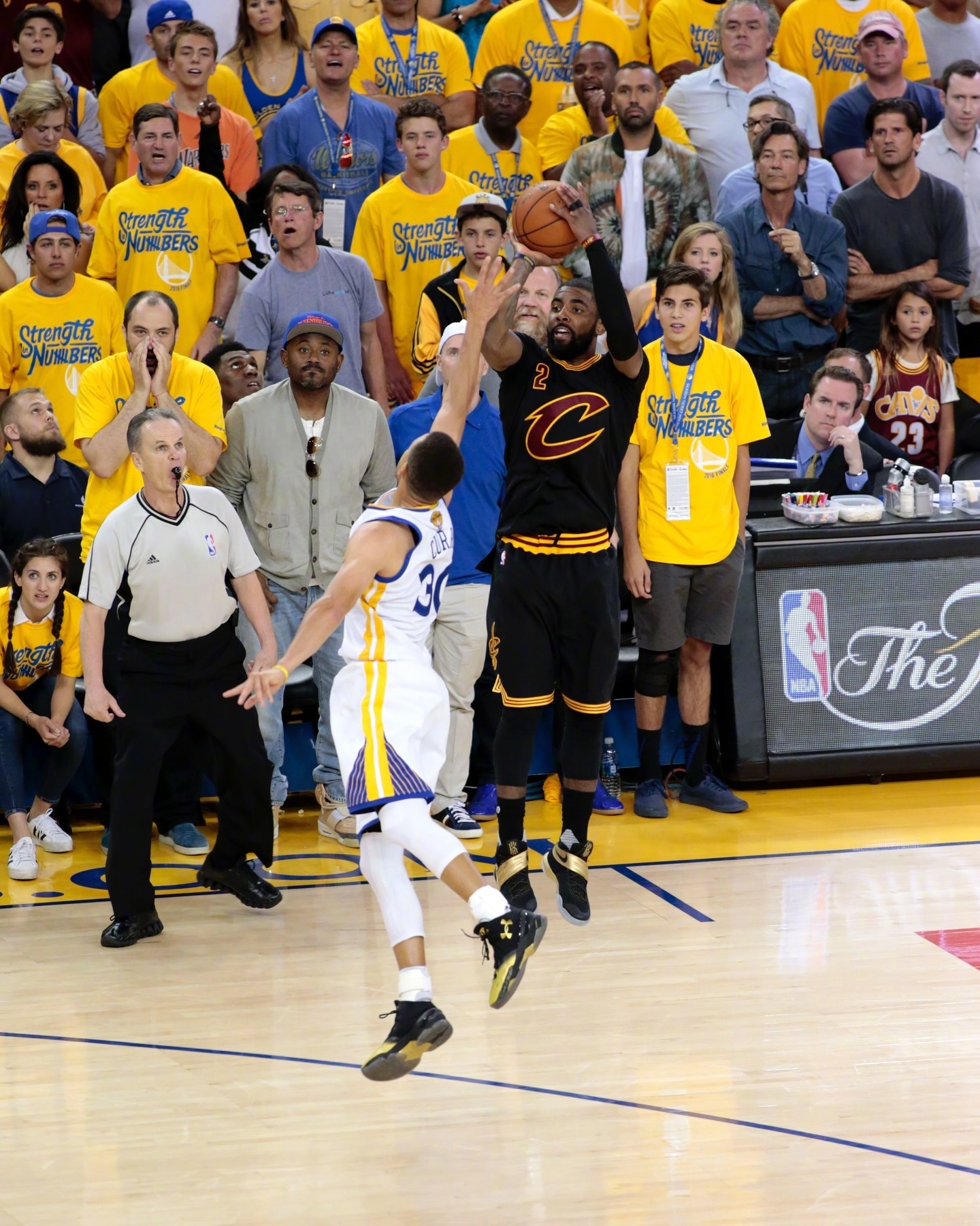 nba总决赛nba历史上的今天欧文 欧文审判之投特写[照相机]穿云箭三分！ ​​