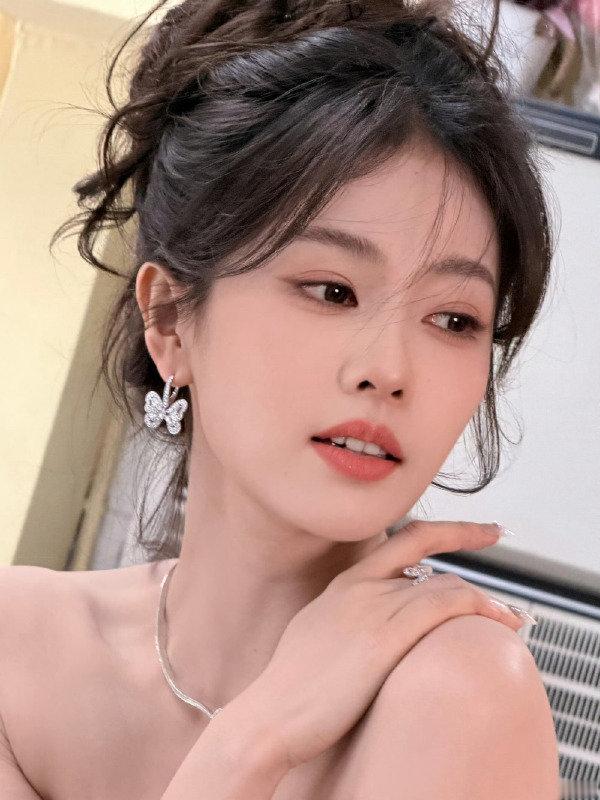 白鹿要休息到明年4月白鹿这假期直接拉满到明年 4 月，这才是女明星的正确打开方式