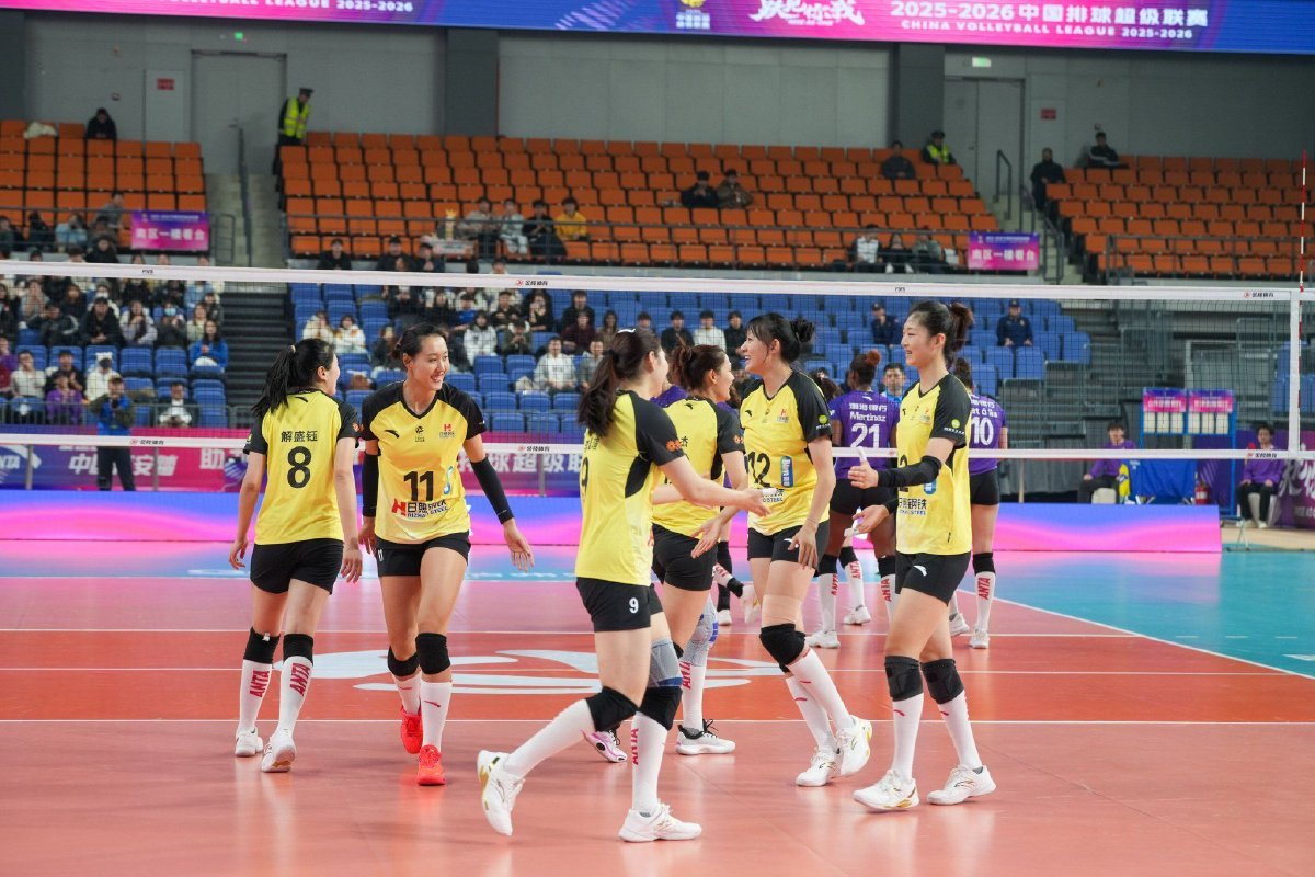 排超联赛 第一局上海女排25比13山东女排、北京女排25比15福建女排，这两场比