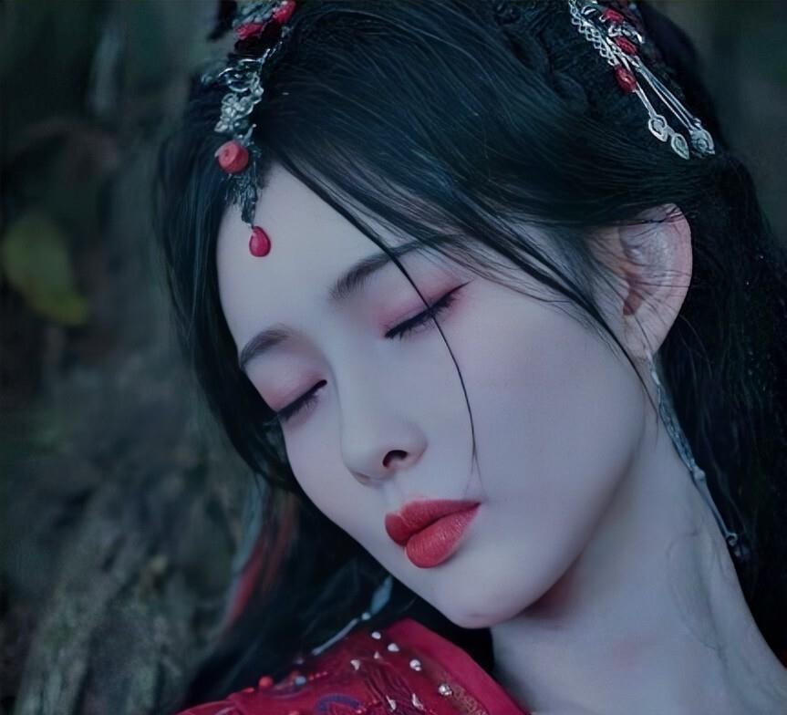 孟子义这个落水照和好多年前那个“四千年美女”绑架照有一拼，妆容不乱，发型不乱，口