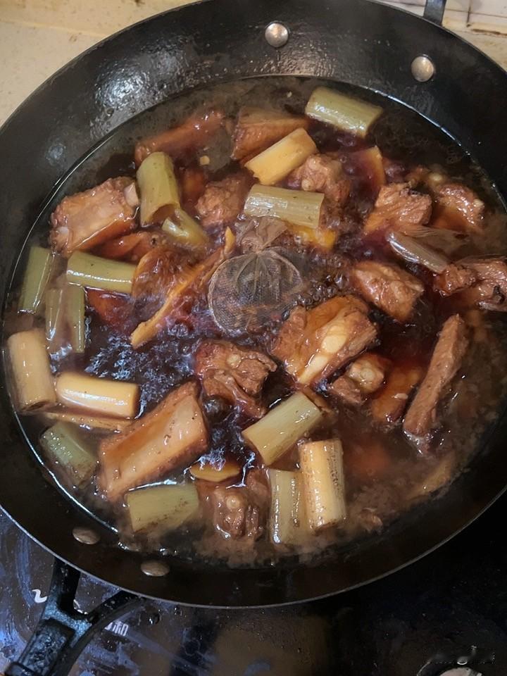 今天的中晚餐就吃红烧排骨，那香味直接扑鼻而来，超级勾人食欲！做这道菜，先把排骨焯
