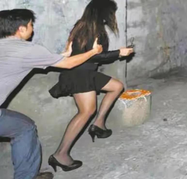 一个年近六旬的老人，和媳妇一起经营着一个卖淫窝点。他公公负责收钱，媳妇负责接待客