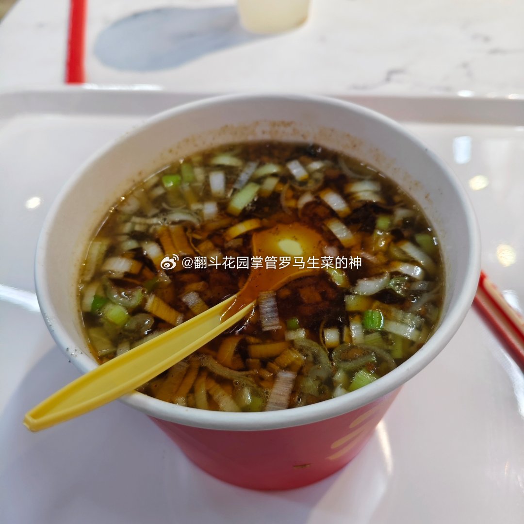 今天好像是吐胆汁了，黄黄苦苦的。去吃了个无名缘，啥也没多加，还给我撑得难受， 