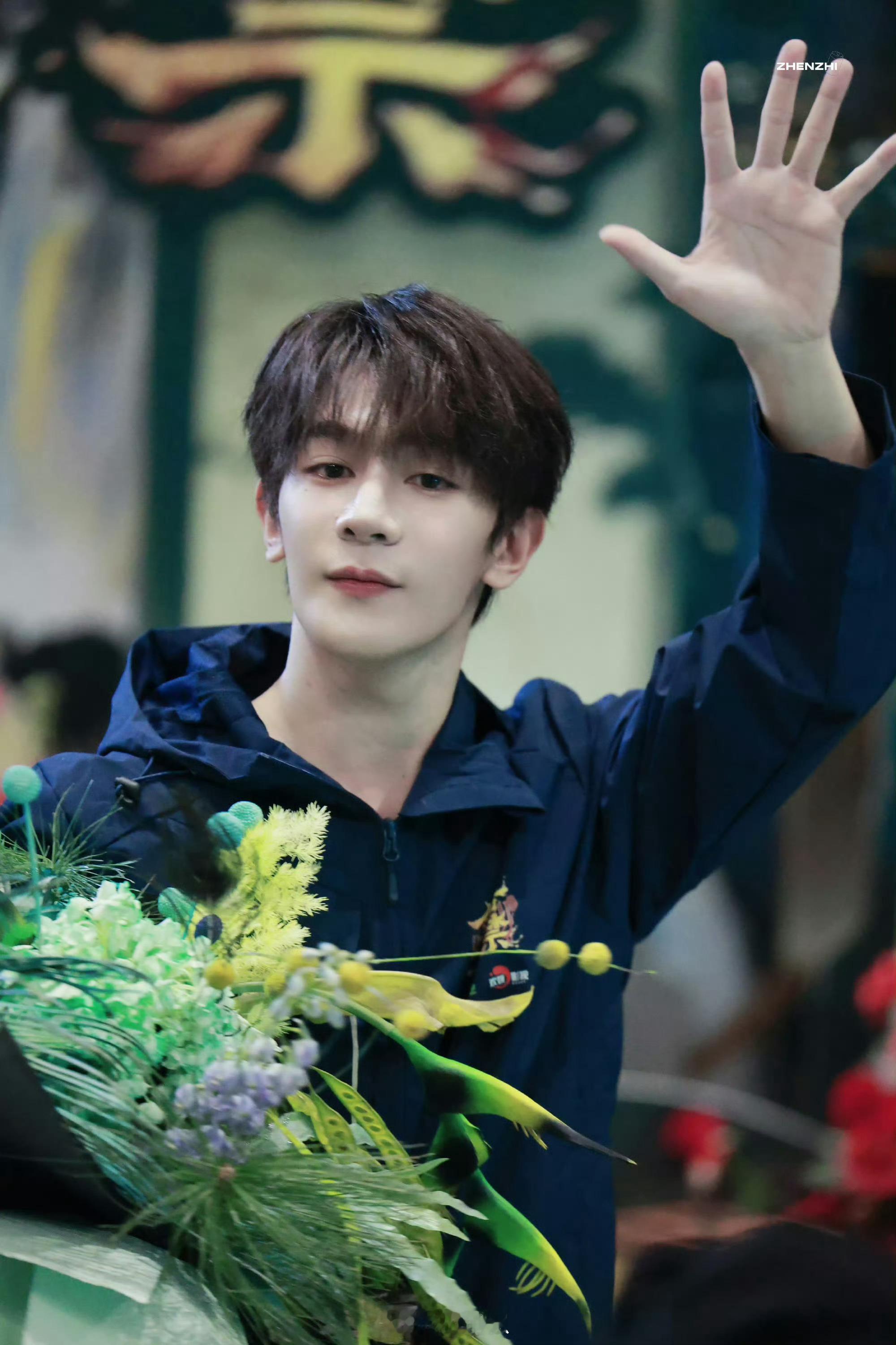 夏之光开机直播夏之光开机直播也太宠粉了！亲自给极光们写信表达爱意，还现场收信送祝