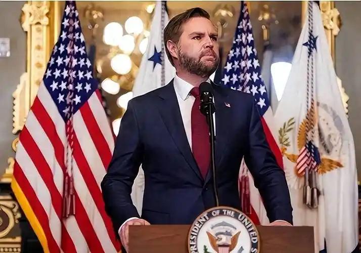 如果中美开战，第二天全世界就发现，美国不再是超级大国

 若中美在台海/西太开战